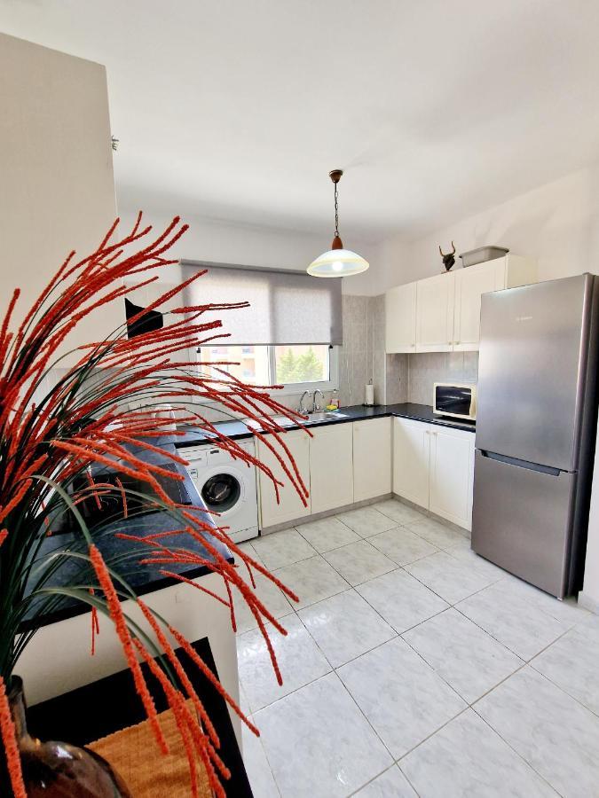 Emma's Place, 2 Bedroom With Pool View Apartament *